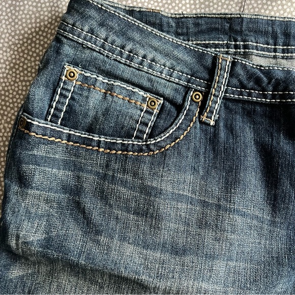 Earl Jean plus size jean shorts in medium dark denim with stretch + full pockets - Picture 5 of 12